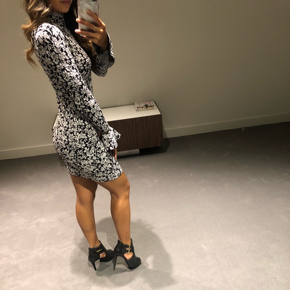 Michael Kors Floral Print Bell-Sleeved Dress